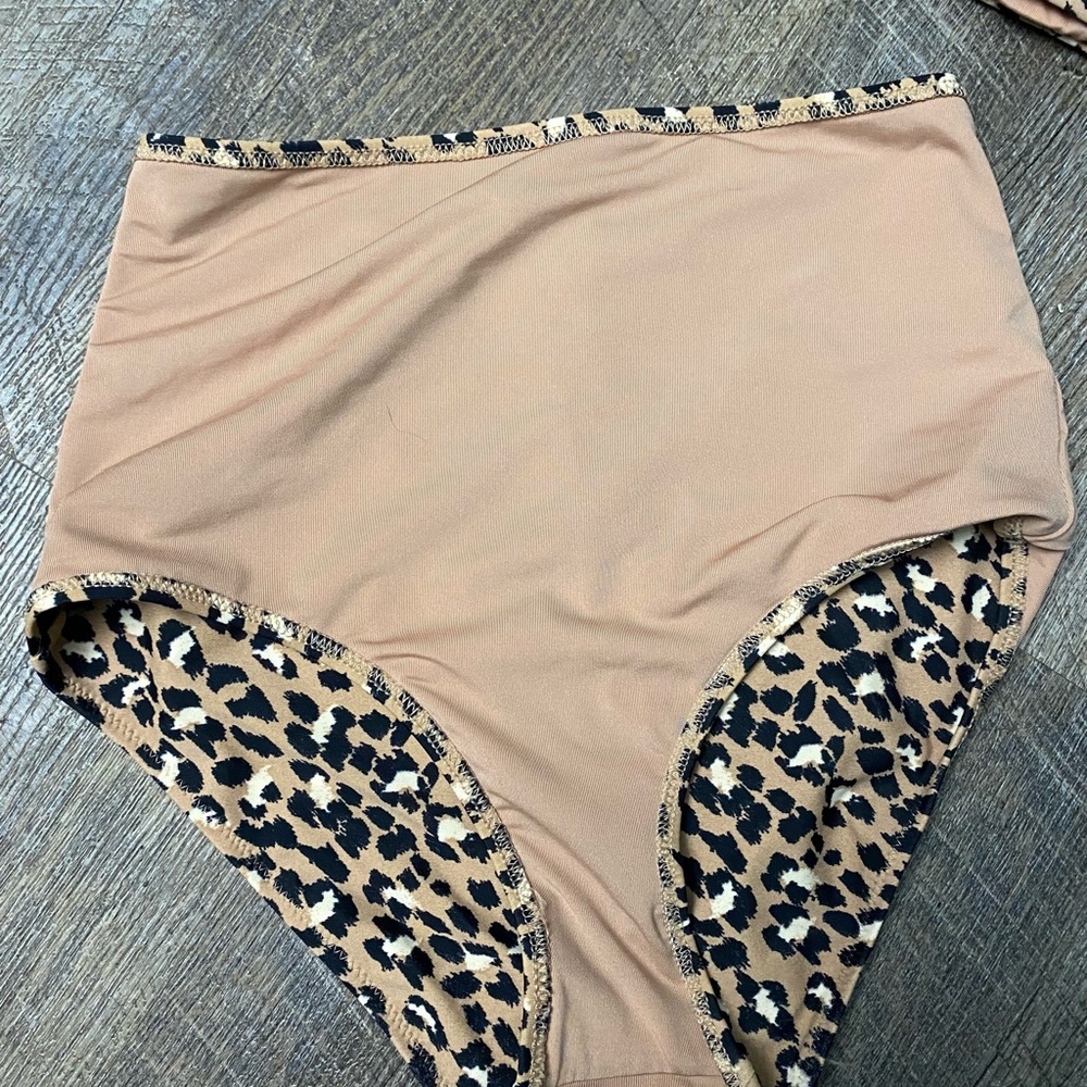 Aerie Women's Leopard Scoop Bikini Top (s) and High-Waisted Cheeky Bottom (xs) - Picture 3 of 6